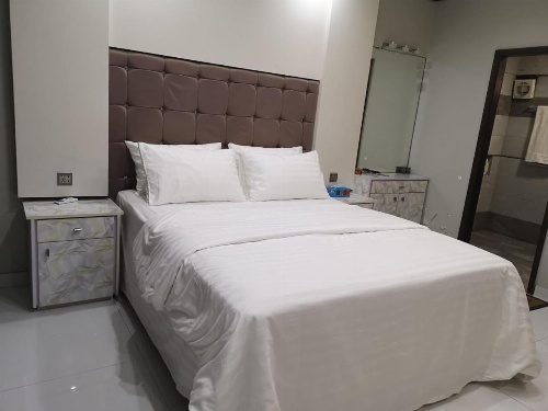 Country Club Apartment image 2