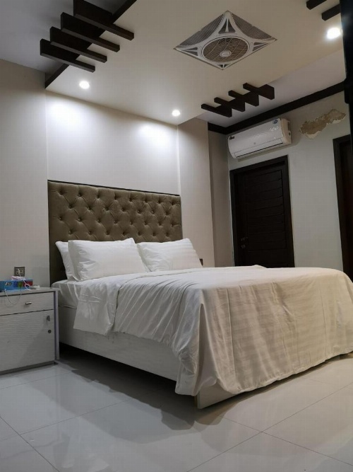 Country Club Apartment image 5