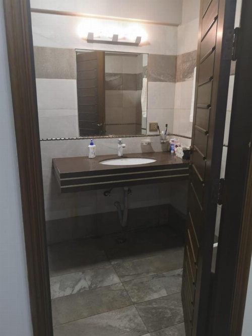 Country Club Apartment image 9